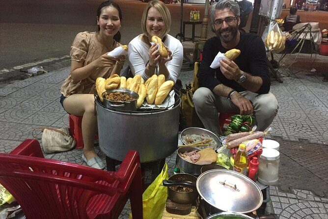 All Inclusive Motorbike Food Tour in Hue with Local Gifts - Bánh mì and Chè Huế: From Street Bread to a Sweet Hue Finish