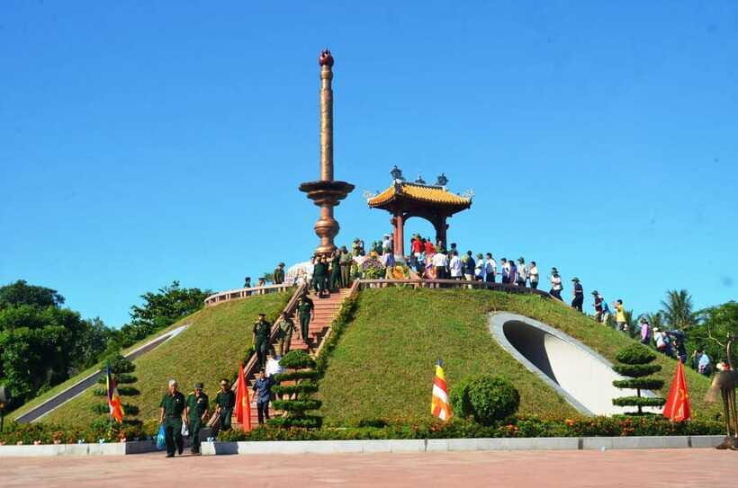 From Hue to History and Nature: DMZ & Phong Nha Cave Tour - Hien Luong Bridge and the 17th Parallel: The Psychology of Division