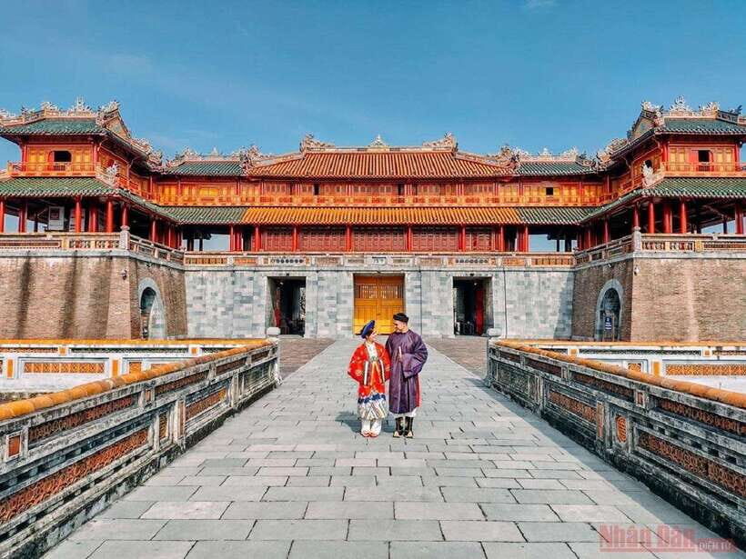 Hue City Highlights Tour: Pagoda, Citadel & Royal Tombs - Imperial Citadel: walking through Hue’s royal city