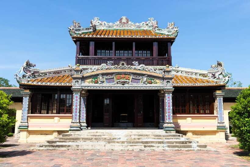 Hue: Hue Walking Tour to Imperial Citadel with Tour Guide - Nine Dynastic Urns and The Mieu: symbolic order at street level