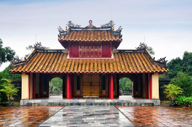 Hue private guided tour to royal Tombs and Thien Mu Pagoda - Stop 1: Minh Mang Mausoleum and the Look of Formal Power