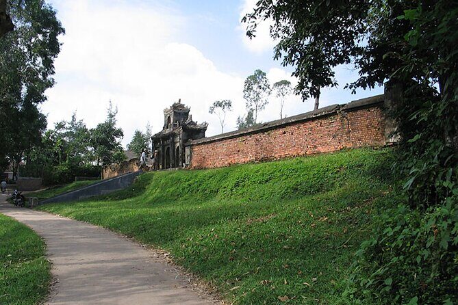 Hue: Thuy Bieu Village Cycling Half-day Tour - Stop 1: Elephan Re Temple (Long Chau Temple) and the value of a short, focused visit
